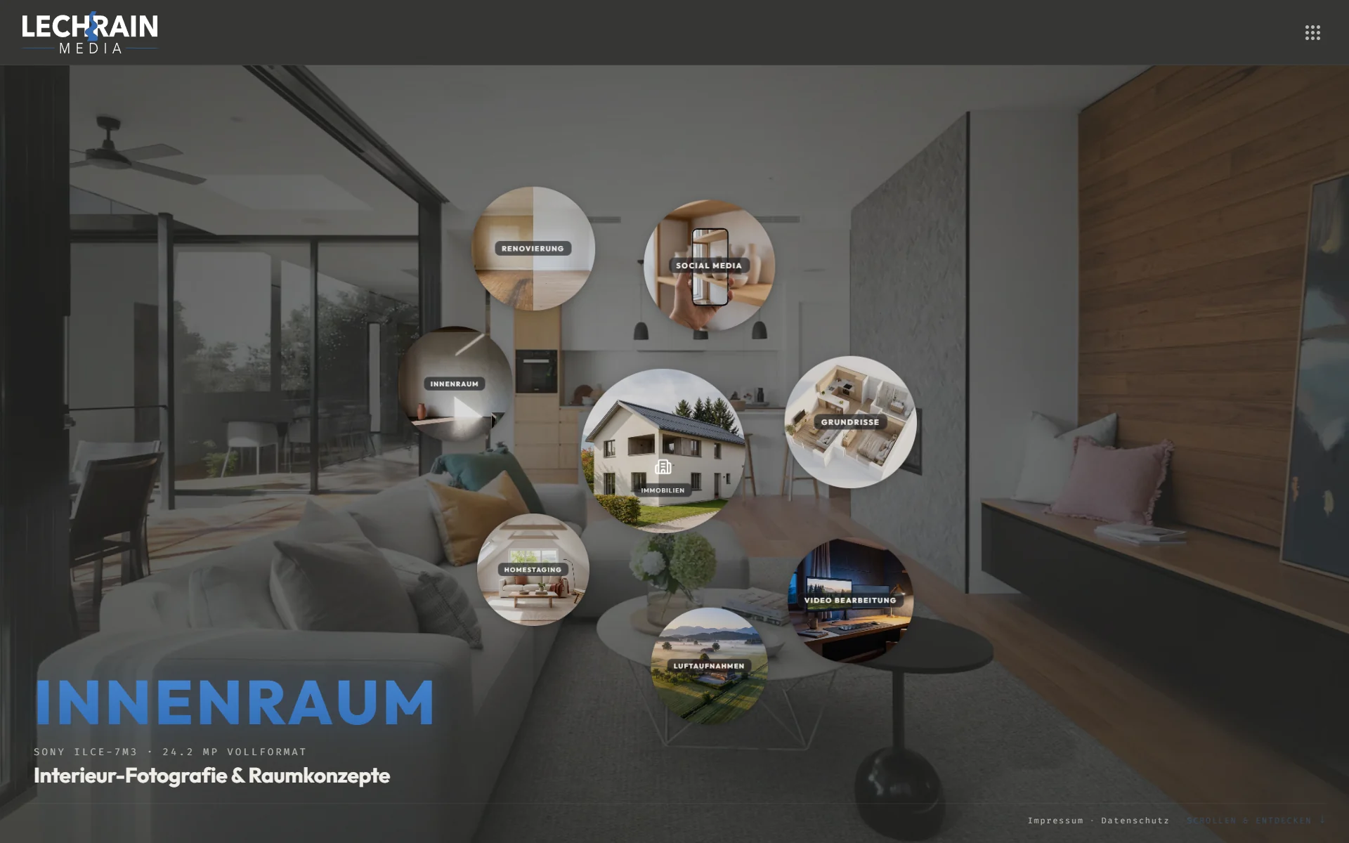 Startseite des Portfolios: acht runde Kategorien wie Immobilien, Luftaufnahmen und Homestaging kreisen vor einer Wohnraum-Aufnahme, links unten der Name der aktiven Kategorie mit den Aufnahmedaten.